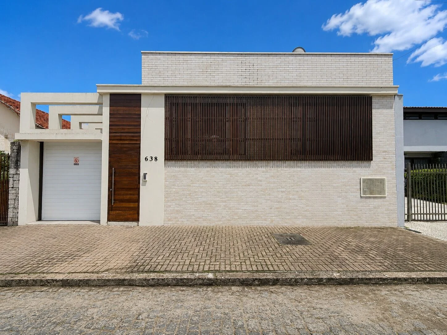 Casa de Alto Padrão à Venda em Paranaguá | 4 Quartos, 2 Suítes e Piscina