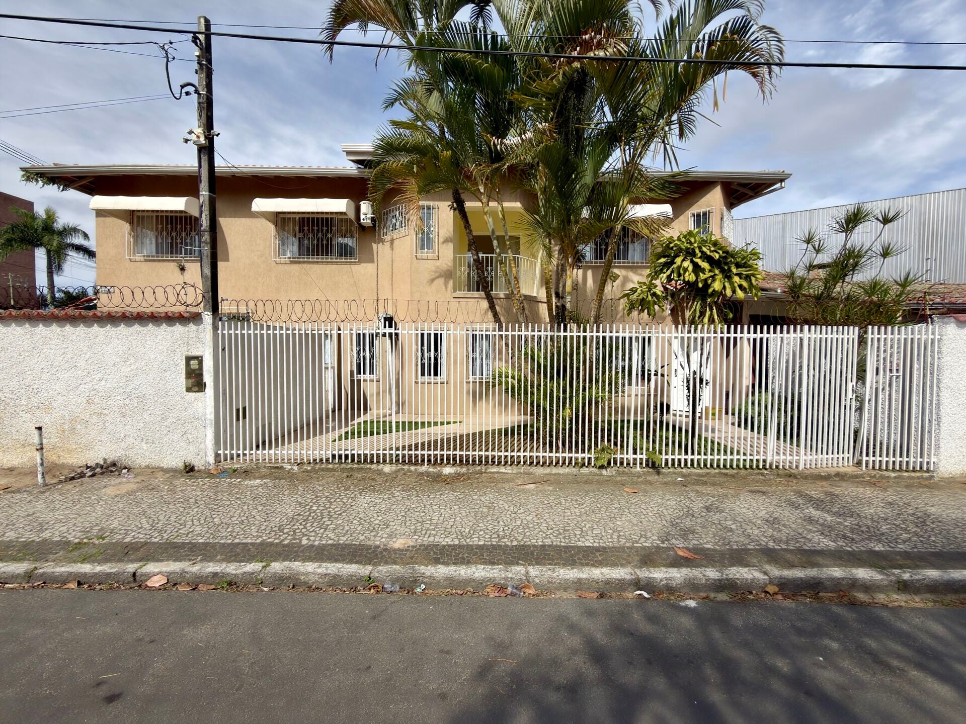 Sobrado Financiável de Esquina à Venda na Oceania em Paranaguá | 3 Quartos